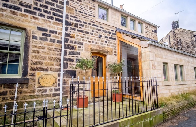 SCHOOL COTTAGE, family friendly, luxury holiday cottage in Holmfirth