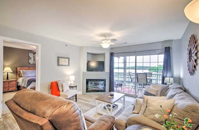 Screened Balcony w/Views: Sleek Lake Ozark Gem!