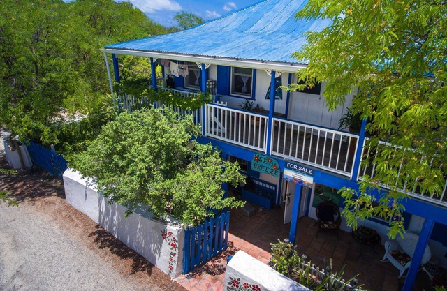 Sea Breeze Guest House - Grand Turk