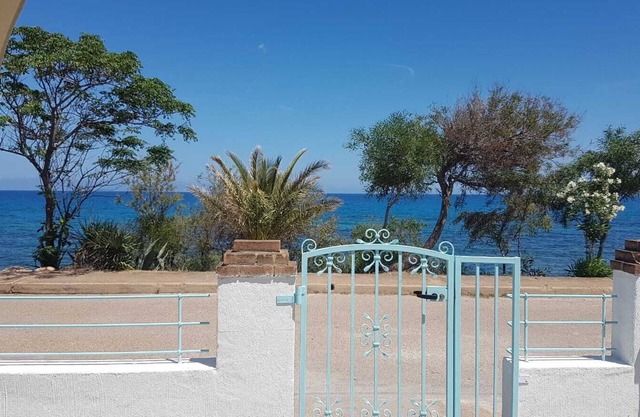 SEA FRONT COTTAGE WITH BEAUTIFUL VIEW - RELAXING VACATIONS