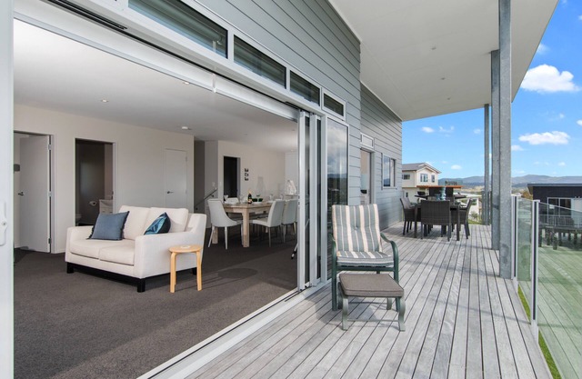 Sea It All On Devon - Mangawhai Holiday Home