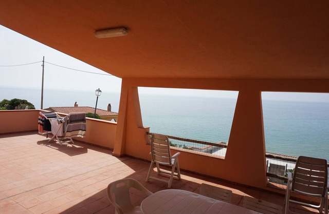 Sea view house 2 minutes walk from the main beach