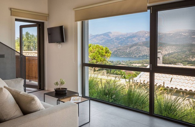 SEA (Loft suite with heated outdoor jacuzzi)