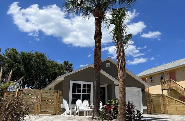 ~Sea Salt Sanctuary~Plush Beach Refuge~Bikes Kayaks SUPs Fire Pit~