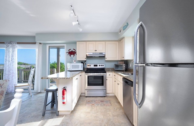 Sea Salt: Sunlit and Airy Remodeled Beachfront Home on Caswell Beach
