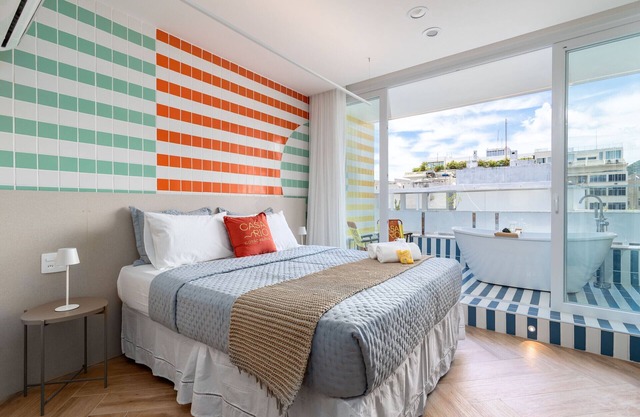 Sea View and Balcony with Bathtub | Q11