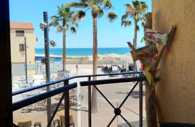 Sea view apartment with direct access to the sea