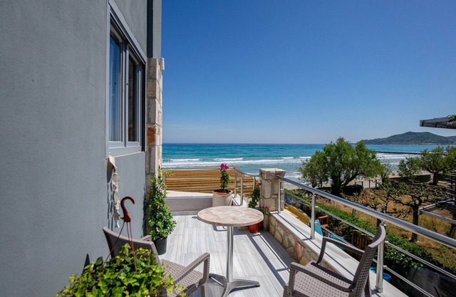 Sea View Suite - Golden Dolphin Studios