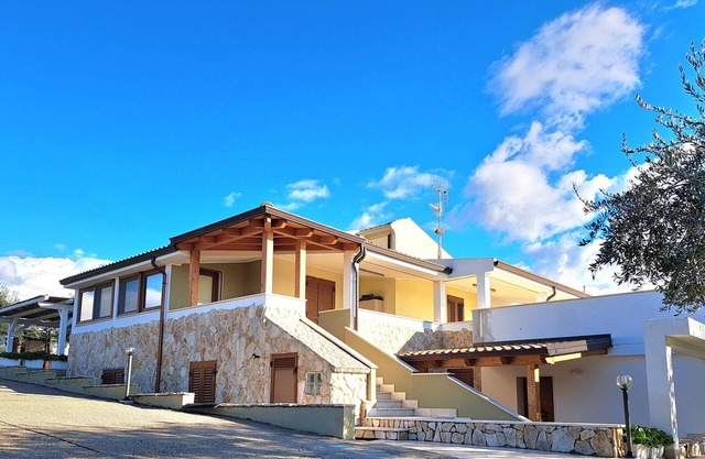 Sea view villa with 3 independent apartments, outdoor spaces for lunches and dinners