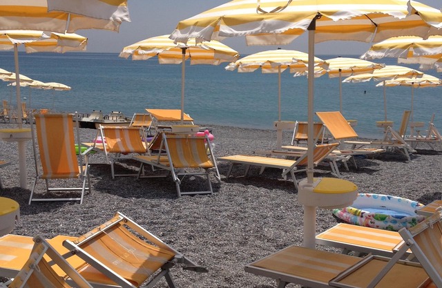 Sea views, stroll to beach, bars, cafes & restaurants