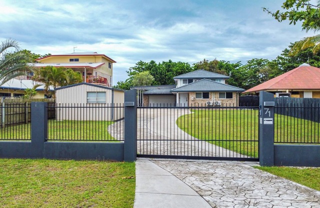 SeaBreeze On Todd - Beachfront Property With Pool