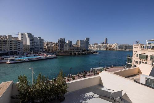 Seafront 3-Bed Palazzino with Jacuzzi, Heart of Balluta