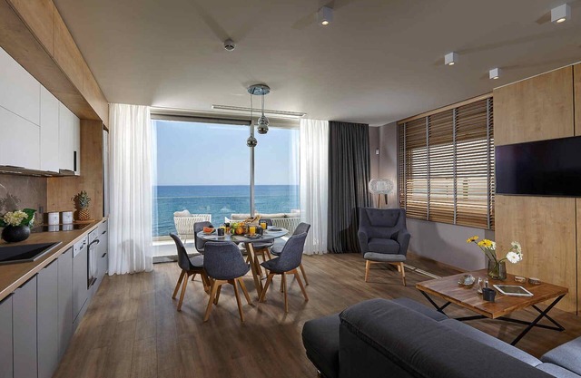 Seafront Apt, beachfront, quiet & central with infinity pool