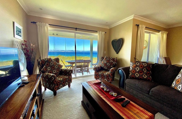 Seafront @ Marine Terrace - views of Walker Bay. Whales, waves and sunrise