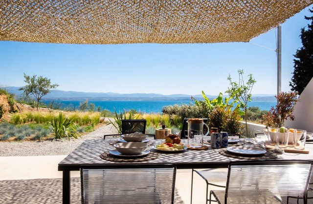 Seafront villa with private beach 1hr from Athens - MBH2