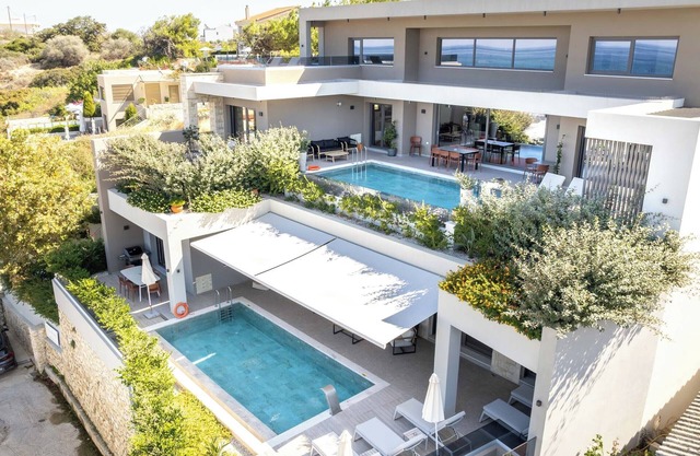 Seafront villas I Free* Heated pools & 100m to Sea