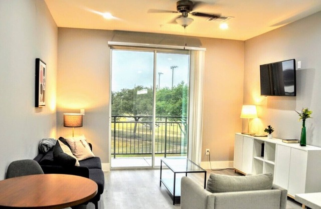 Sealy Spacious 1 bed with Pool