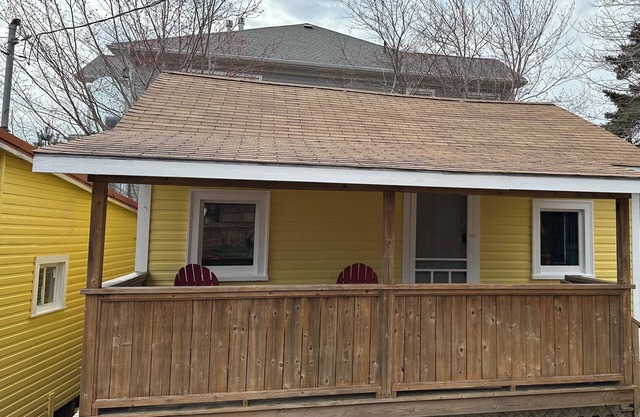 Seaman's Cottage #2 in Summerville Centre - Pet Friendly!