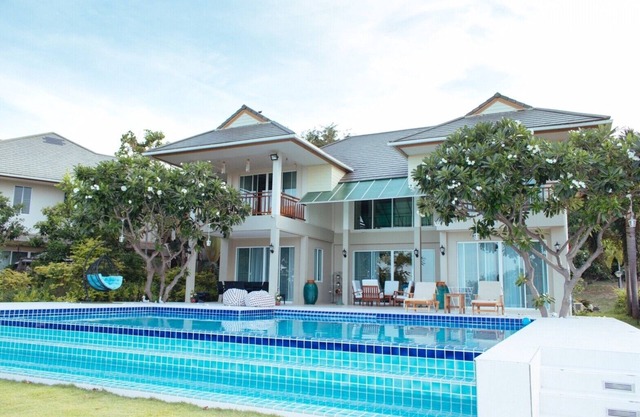SeaRidge Hua Hin Resort & Pool Villa