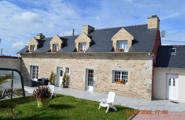 Seaside house with covered pool (8 people, pets allowed)