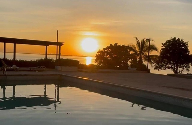 “Seas the Day.”Cozy Beachfront escape in Portmore.