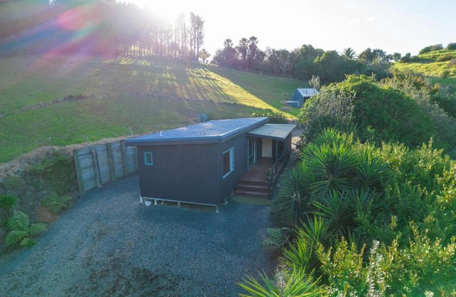 Seascape Cottage - Mahinepua Bay Clifftop Retreat