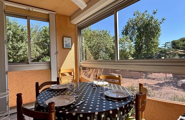 Seaside Apartment with Pool, 100m from Beach – Sleeps 4, Pet Friendly, Parking Included