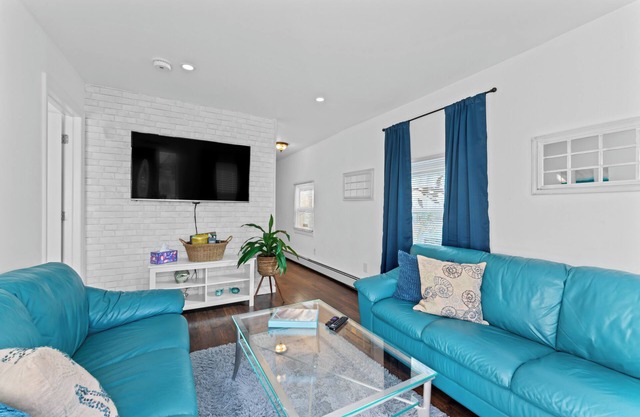 Seaside Cottage: 1 block to free beach w/NY Skyline. 30min to NYC.