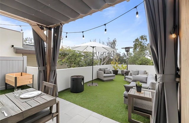 Seaside Elegance Chic Getaway Near Downtown