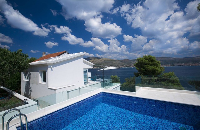 Seaside family friendly house with a swimming pool Okrug Donji, Čiovo (K-17587)
