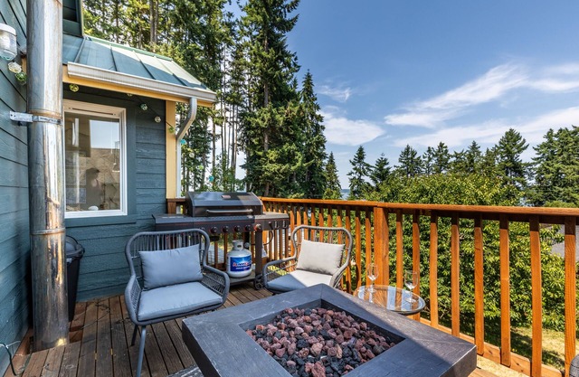 Seaside Getaway by AvantStay | Deck w/Views