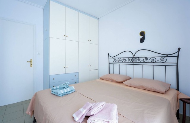 Seaside Hideaway – 1BR Apartment near Rodies Beach