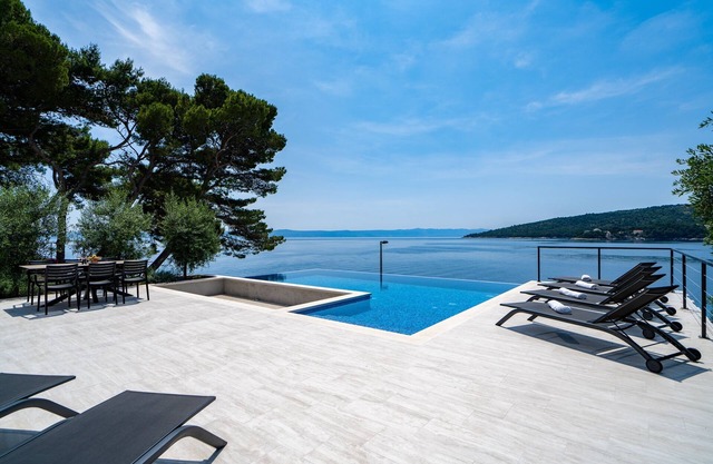 Seaside luxury villa with a swimming pool Sumartin, Brač (K-5639)
