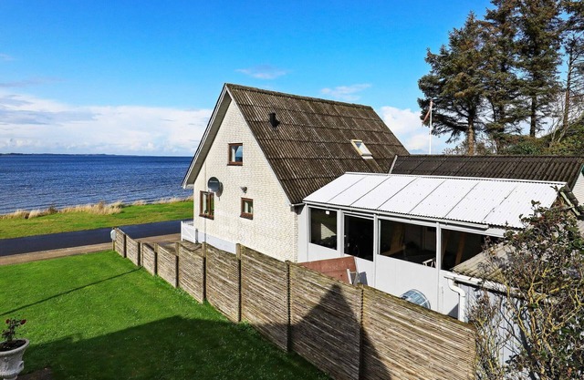 Seaside Retreat in Hvalpsund-By Traum