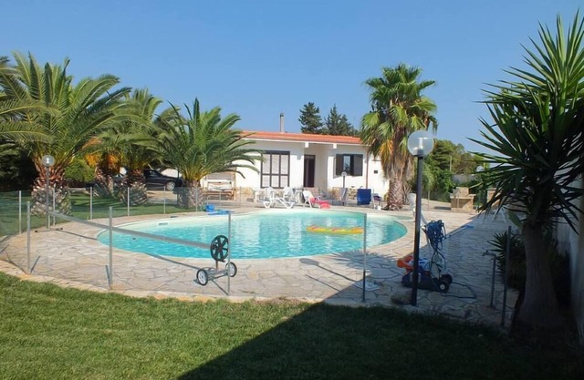 Seaside villa pool/garden/sun/sea