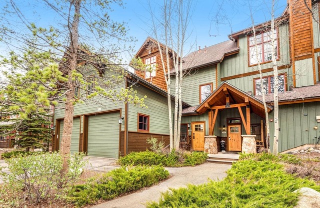 Seasons 3BR TH next to Keystone Lake w/free shuttle to slopes and hot tub!