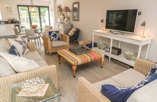 SEASPELL BEACH HOUSE, family friendly in Constantine Bay