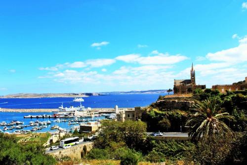 Seaview Luxury Penthouse with Shared Swimming Pool