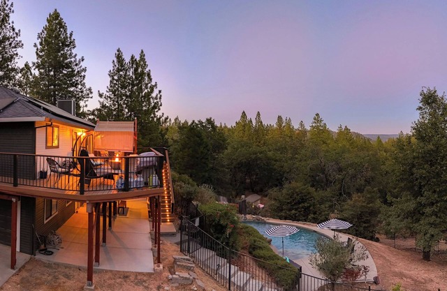 Secluded 5-acre getaway with Private Pool and Hottub - great views!