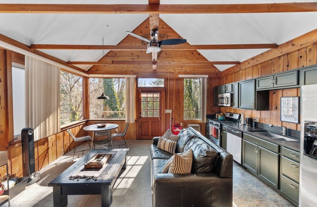 Secluded ‘Barn' sleeps 4, updated with full-kitchen, 2-block walk to Downtown.