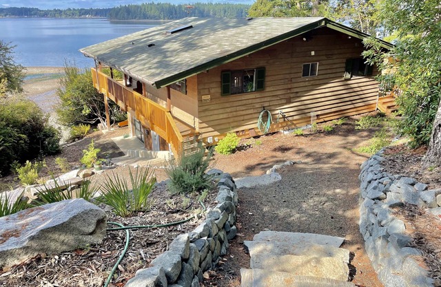 Secluded beachfront home on Harstine Island