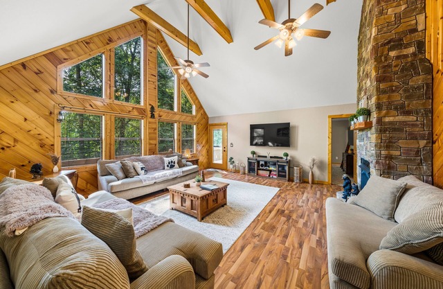 Secluded Cabin-Game Room-2 King Beds-HotTub-MiniGolf-EV Charger-Cloud Ceiling