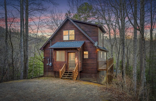 Secluded Cabin: Mountains, Hot Tub, Wi-fi, Firepit