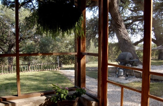Secluded Cabin on Lake Travis- pet friendly