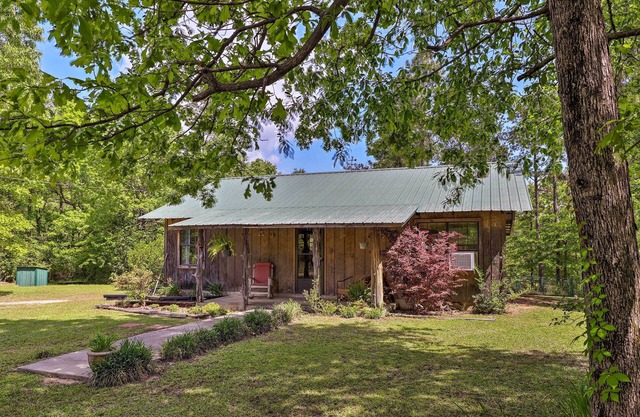 Secluded Cabin w/Pond ~ 37 Mi to Gulf Coast!