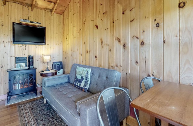 Secluded cabin with WiFi, kitchenette, pool, tennis & firepit