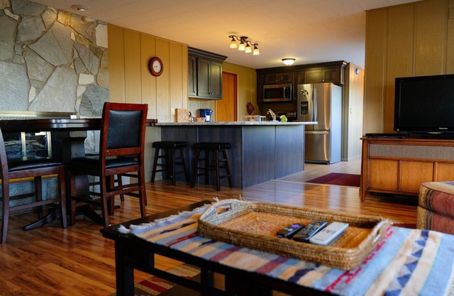 Secluded condo with beautiful mountain views minutes from Missoula