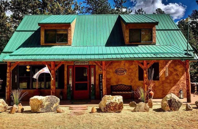 Secluded cottage close to town, shops & lake- Deer, Mountains, Stargazing