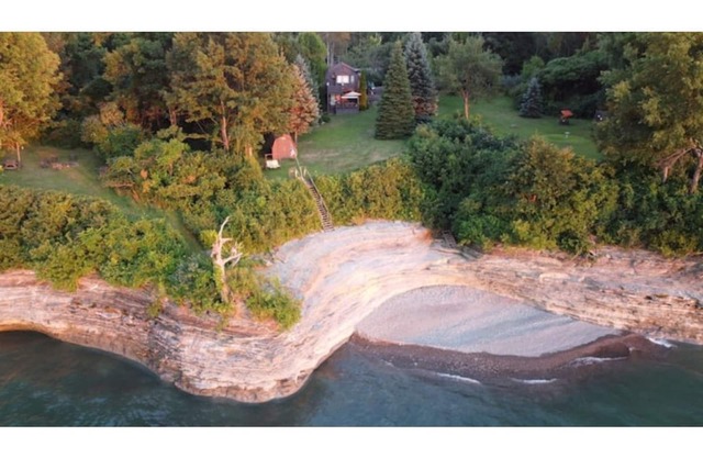 Secluded Cottage with Hidden Cove on Lake Erie