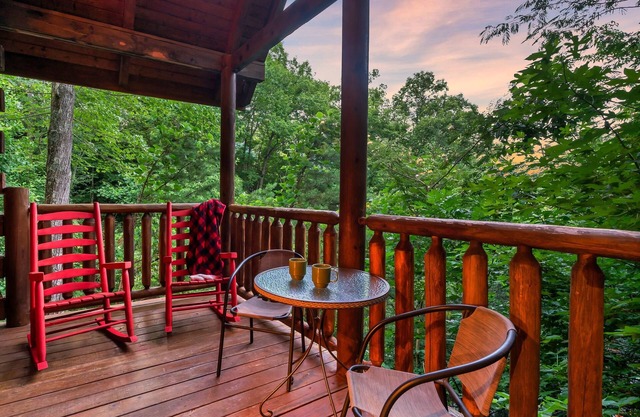 Secluded Cozy 2BR Gatlinburg Real Log Cabin with Private Hot Tub